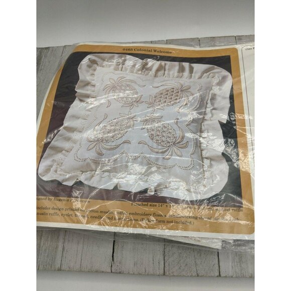 Creative Circle 0465 Embroidery Candle-Wicking Pillow Colonial Welcome Pineapple - Picture 3 of 5